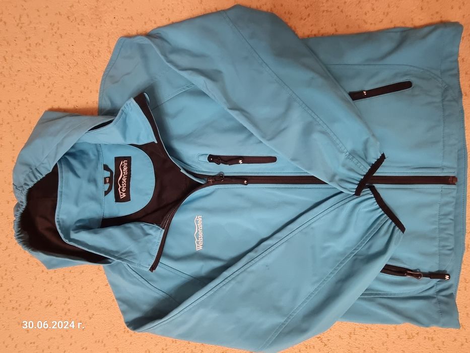 Продавам детско планинско яке с качулка размер 140см