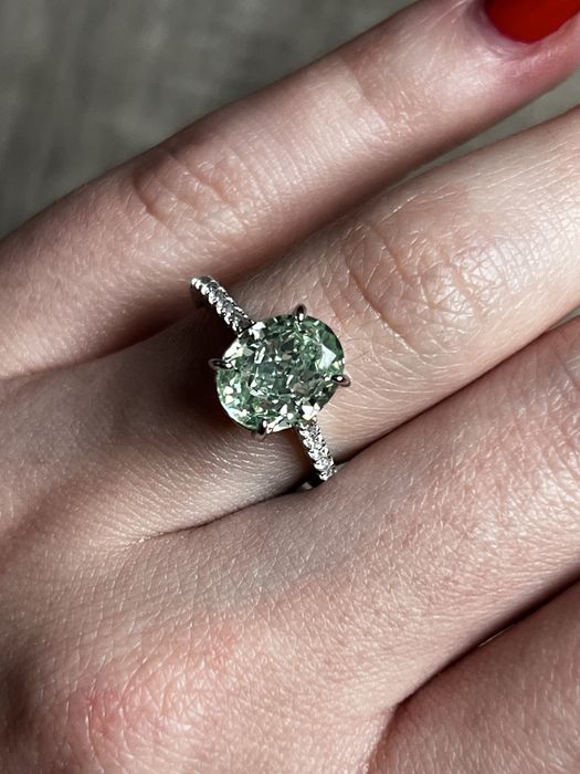 Inel cu piatra verde, taietura ice cut