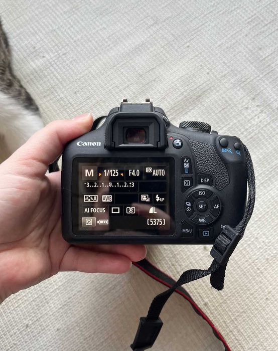 Фотоапарат DSLR Canon EOS 2000D, Черен + Обектив + карта памет 64GB