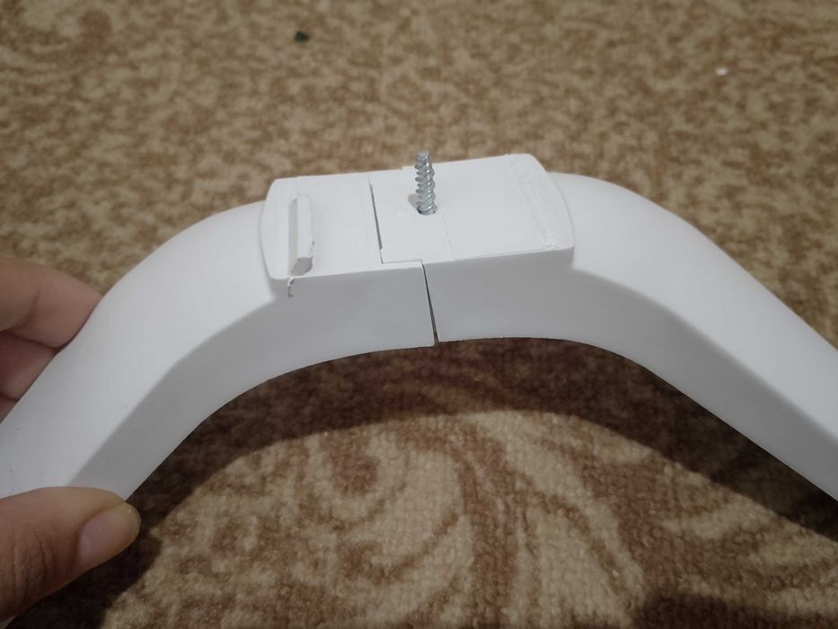 Електрически конвектор има забележка счупено на крачето снимала съм