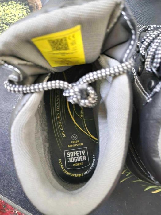 Мъжки работни обувки с метално бомбе 42 номер