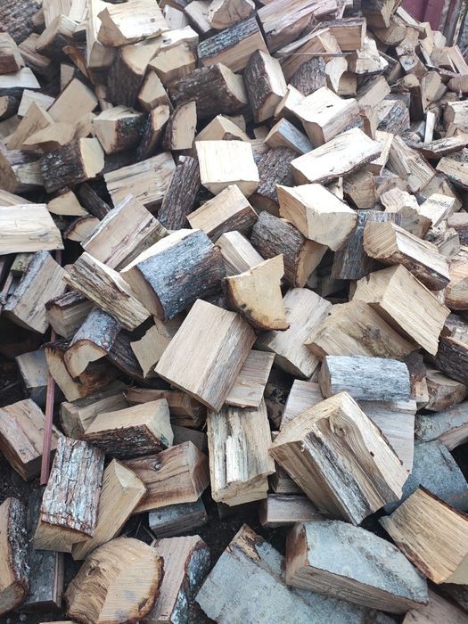 Lemne tăiate și crăpate aduc la domiciliu lemn de stejar
