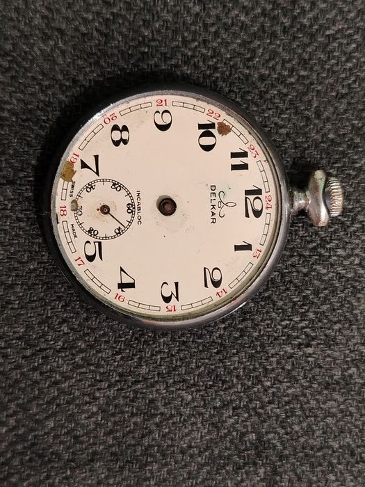 Ceas de buzunar Delkar vintage cu cifre arabe mari și un cadran secundar.
Mecanismul este perfect funcțional