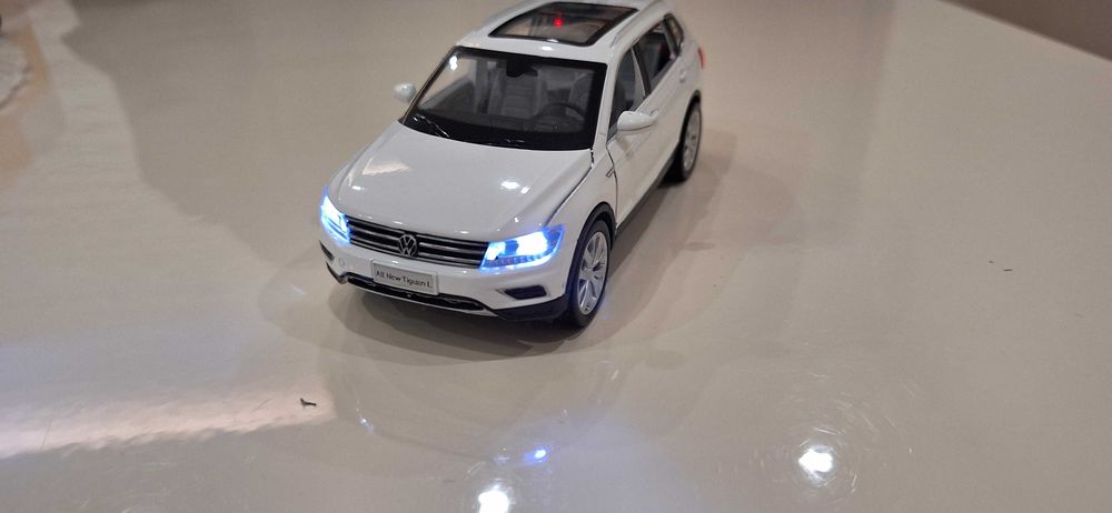 VW Tiguan 1:32 с отваряеми врати, капак, светещи фарове и стопове