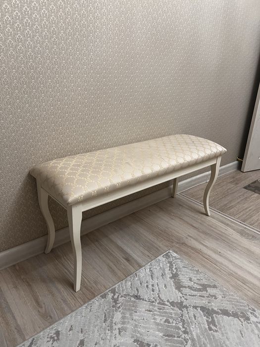 Продам красивую, бежевую банкетку для дома