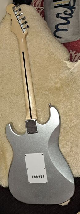 Vând chitară electrica Fender stratocaster