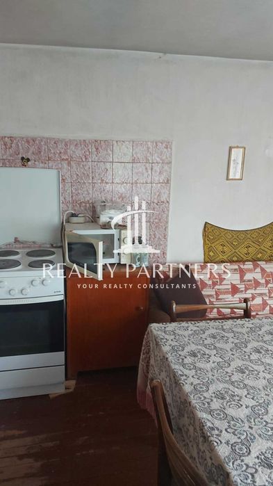 Двуетажна масивна къща с голям двор в китното село Туроковци