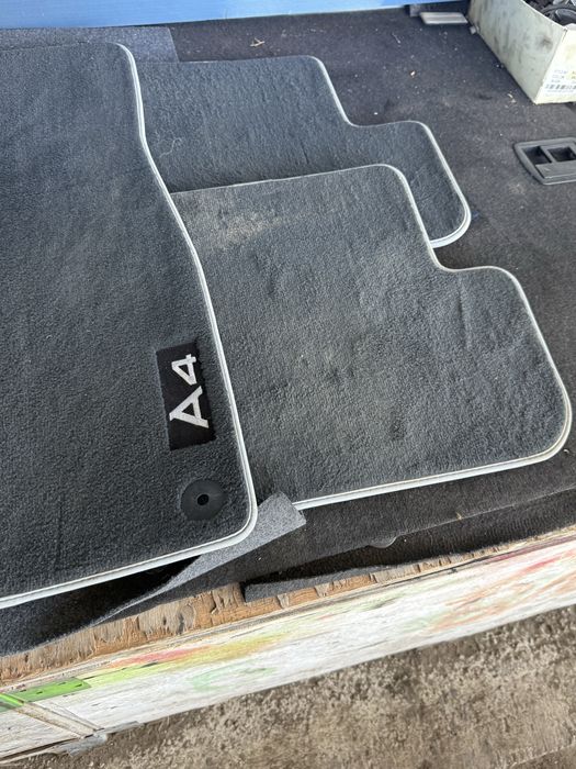 Оригинални предни задни стелки за Audi A4 2008-15 черни с сив кант