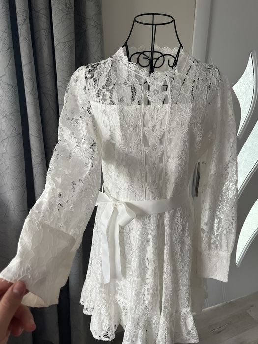 Дантелена  рокля с колан