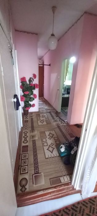 Уй сотилади кирпичныйда 4-етажли домни 2-етажида 2-хонали уй