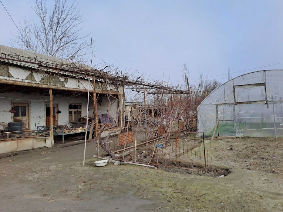 Hovli uy (uchastka) yarmi sotiladi 10 sotix qismi