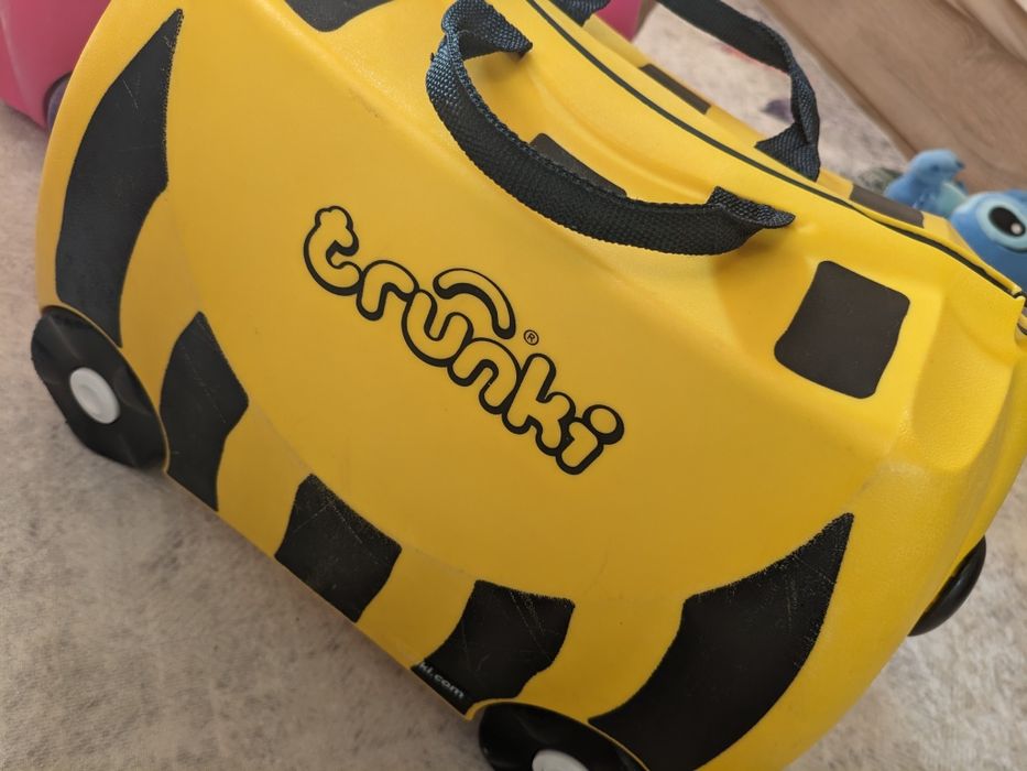 Детски куфар с колелца Тринки