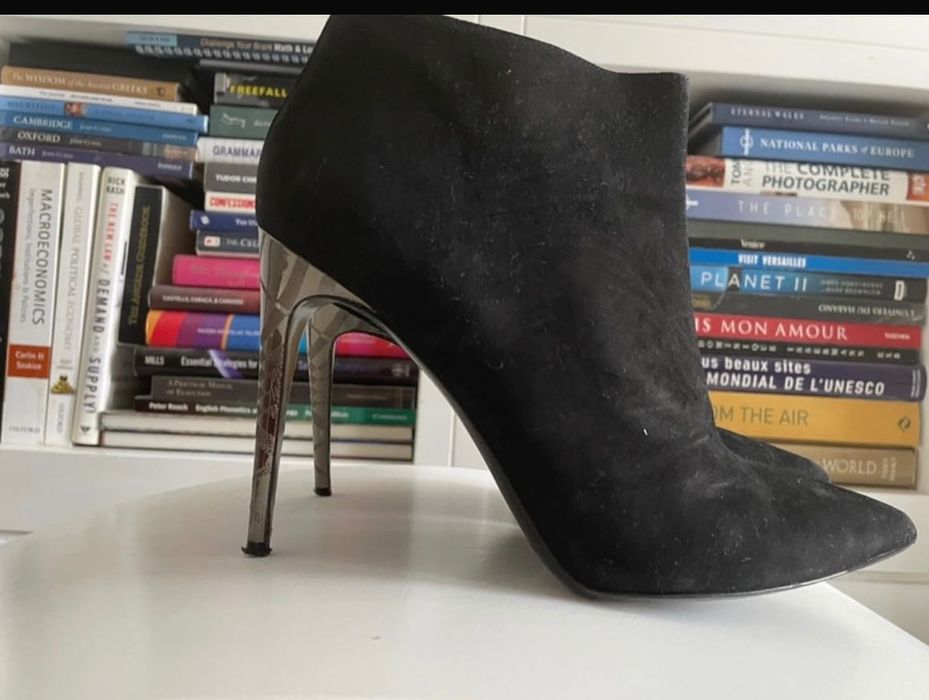 Botine Burberry cu toc metalic stilettò