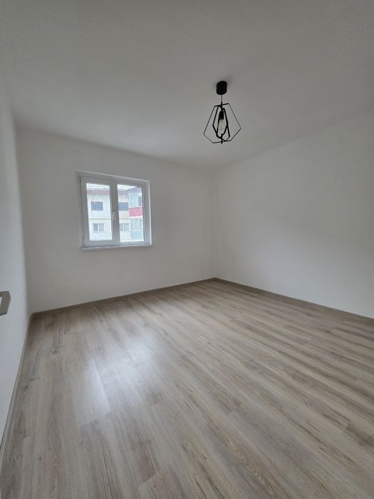 Vând apartament Brezoi