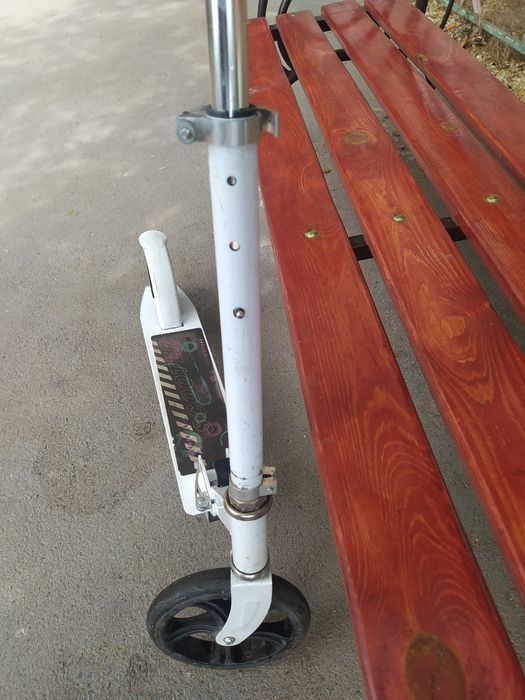 Самокат белого цвета.