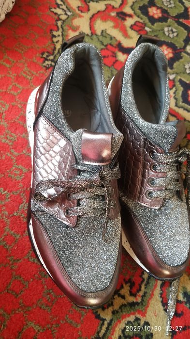 Кроссовки женские