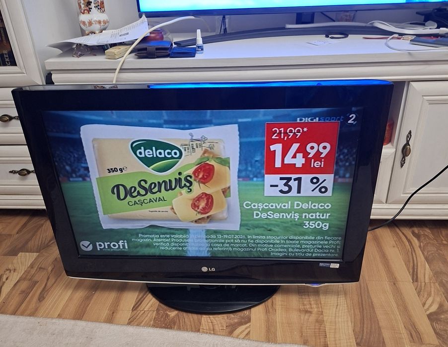 Televizor LG, diagonala 80 cm.