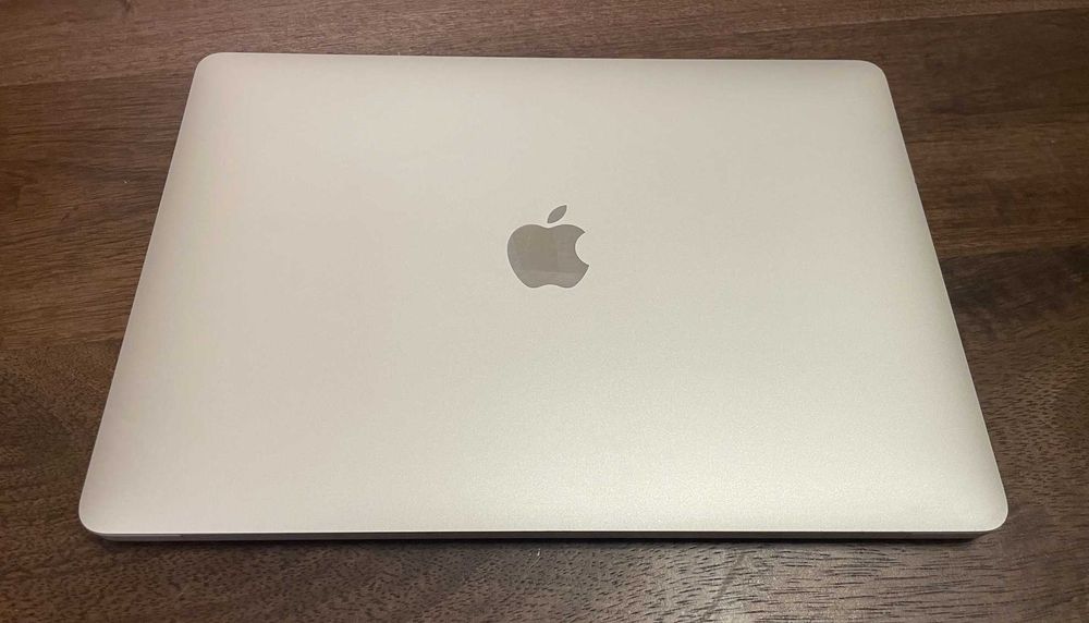 Laptop MACBOOK AIR argintiu (M1, 2020) 13” 8GB (Ca nou! + accesorii) - 2250 lei