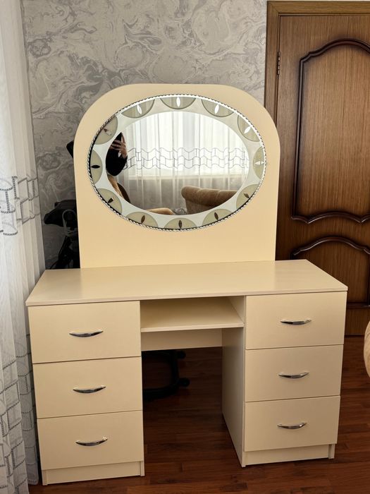 Комод с зеркалом