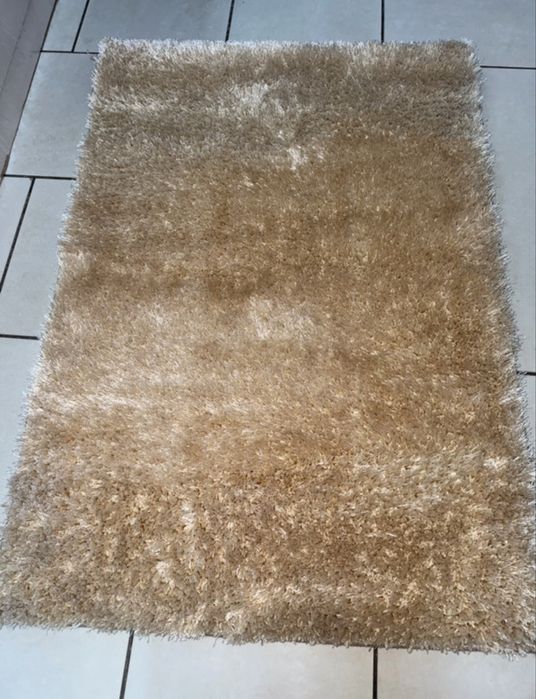 Covor crem model pufos