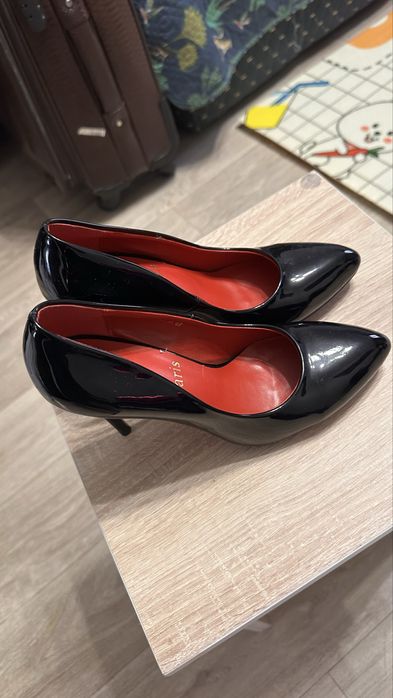 Продам черные туфли