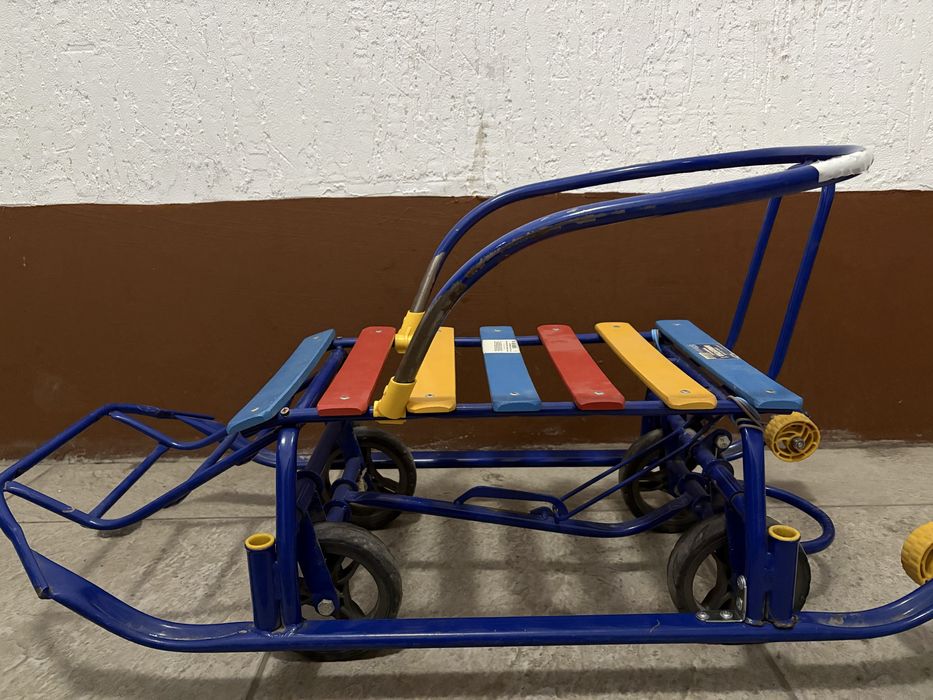 Санки синего цвета