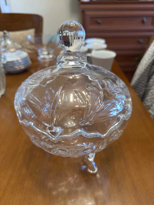 Различни видове стъклени чаши и чинии