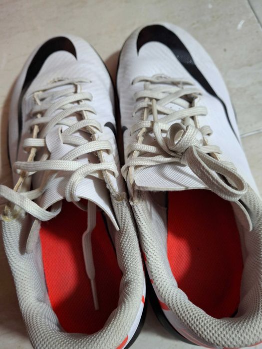 Adidasi Nike fotbal