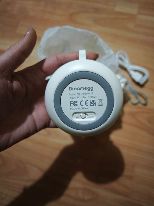 Уред за бял шум и нощна лампа