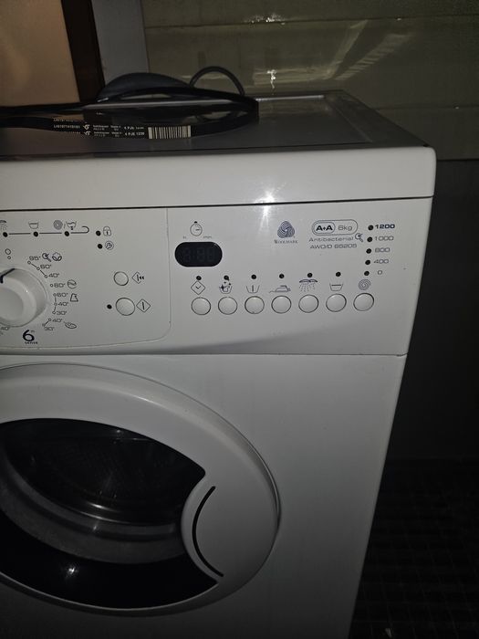 Masina de spalat rufe slim Whirlpool cu tripoda ruptă și curea sărită