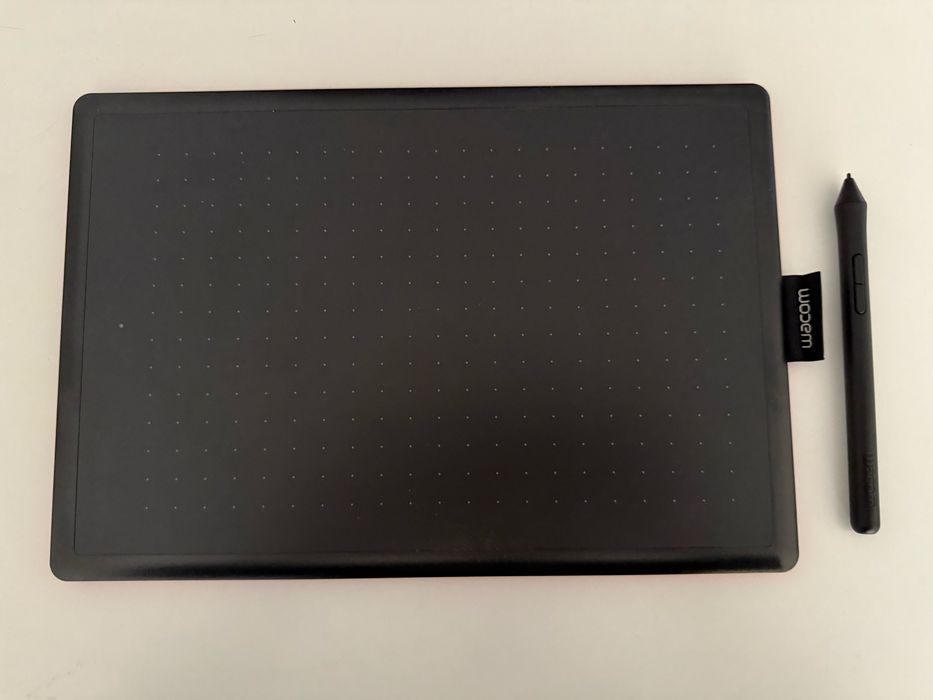 Графичен таблет One by Wacom Medium CTL-672, Черен/Червен