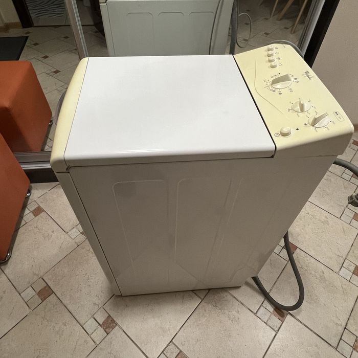 Продаеться стиральная машина Whirlpool.