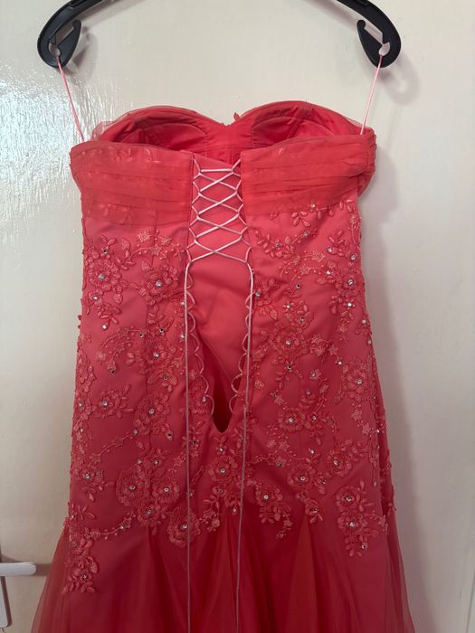 Елегантна бална рокля в цвят корал