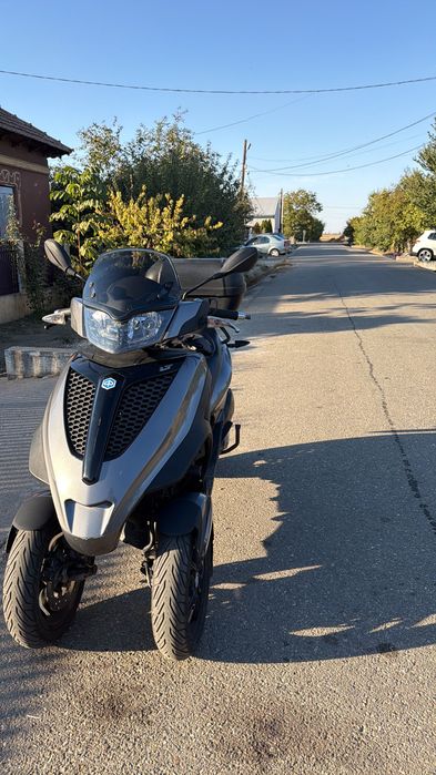 Se vinde scuter triciclu piaggio