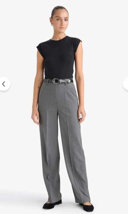 Елегантен нов дамски панталон в сиво с райе