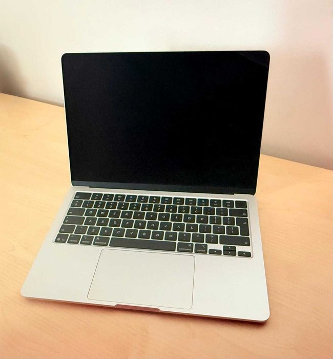 MacBook Air M4 / 16GB RAM / 256GB SSD – ca nou, garanție