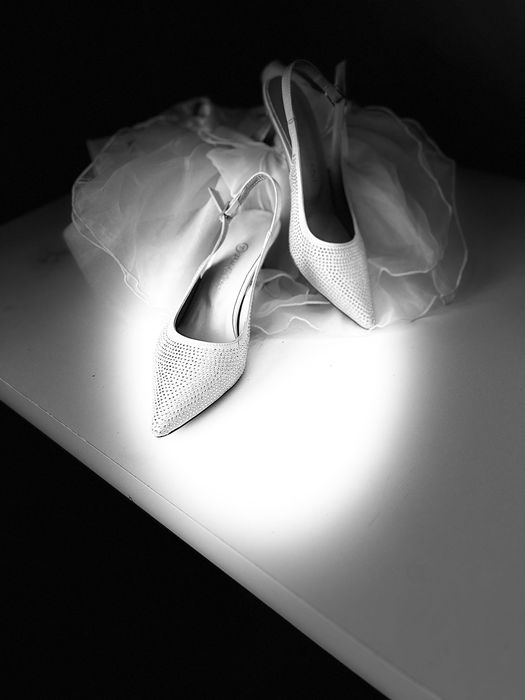 Официални обувки със сребърни камъни