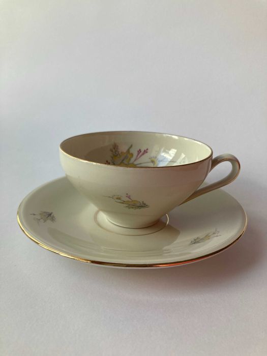 стара чашка за кафе със златен кант- порцелан