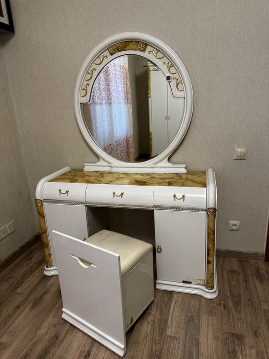 Туалетный столик и тумбочки