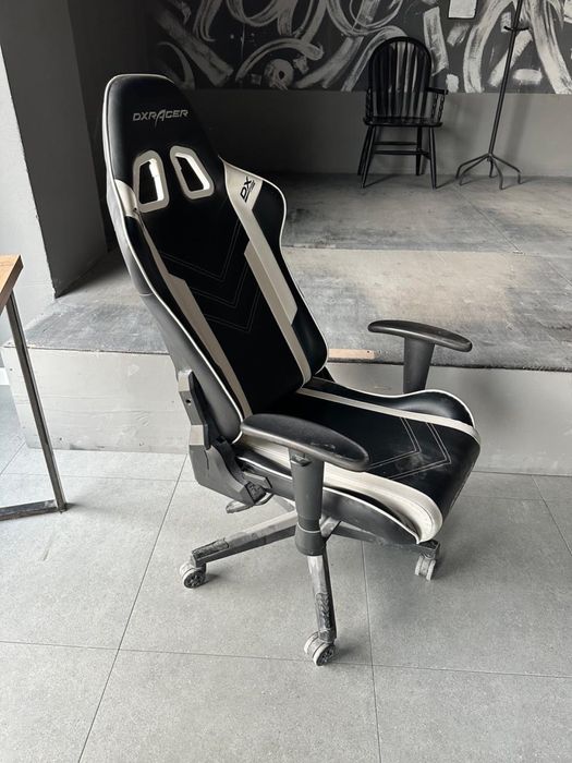 Кресло компьютерное и стол для компьютера