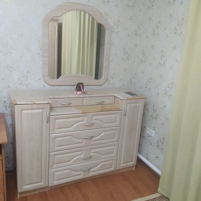 Продается шкаф трюмо и 2 тумбочки