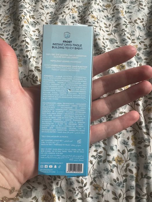 Luciu nou de buze cu efect de mărire Huda Beauty