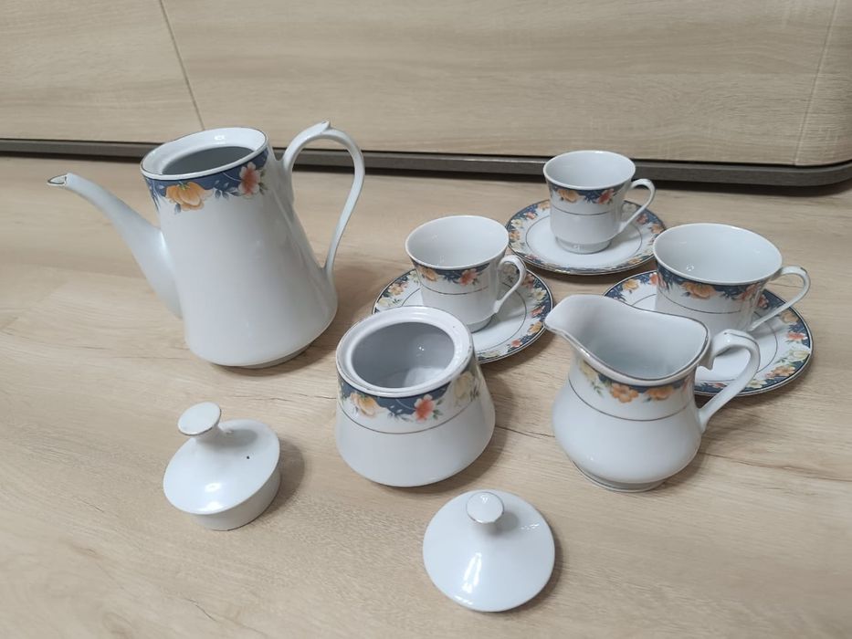 Чайник,  чашки, молочник, сахарница