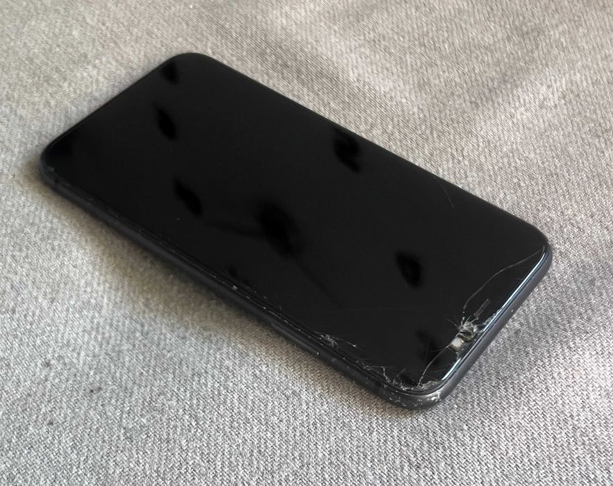 Apple iPhone 11 Black blocat display fisurat functional pentru piese