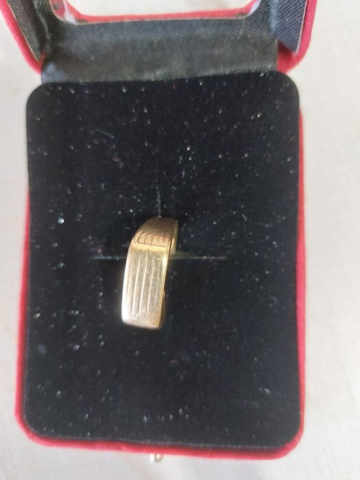 Vând doua ghiuluri aur 14 karate pentru barbati.arata f.bine barbatesc