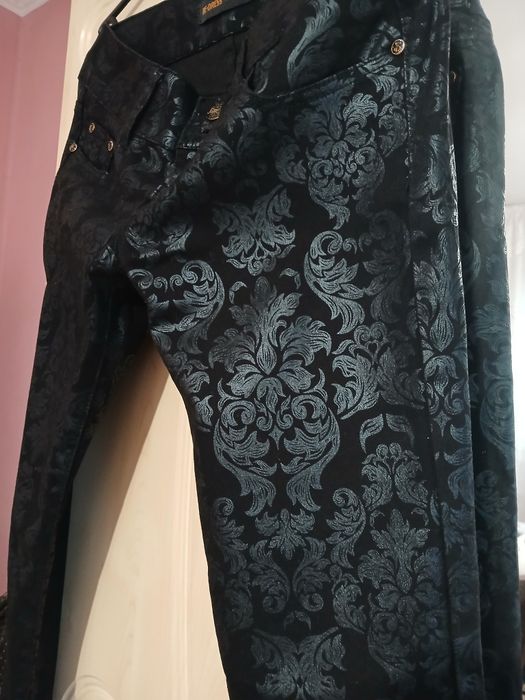 Pantalon negru cu imprimeu foarte elegant ,de damă