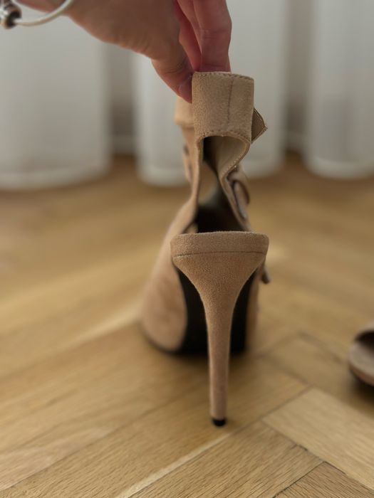 Обувки с ток. Бежови. Нови