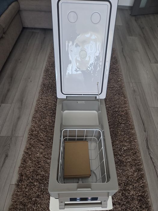 Vând mini frigider auto de 35L nou,alimentare 12V și 220V preț 1100