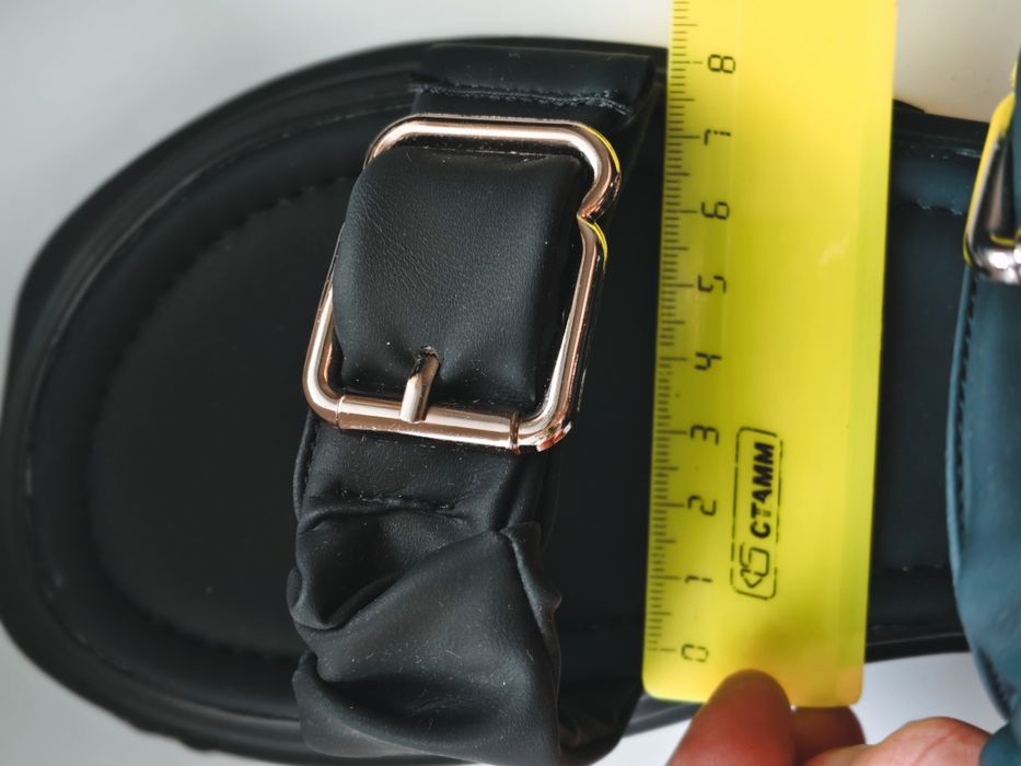 Продам новые сандалии