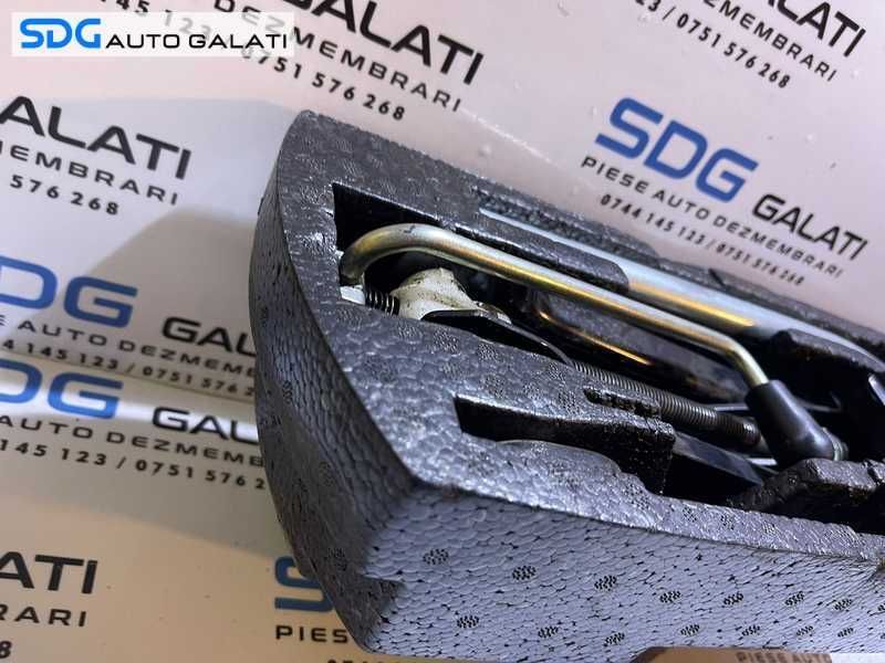 Trusa Suport Spuma Cric Coarba Cheie Roti Cui Carlig Infiletant Remorcare VW Golf 6 Break Combi 2008 - 2014 Cod 1J0012115AF